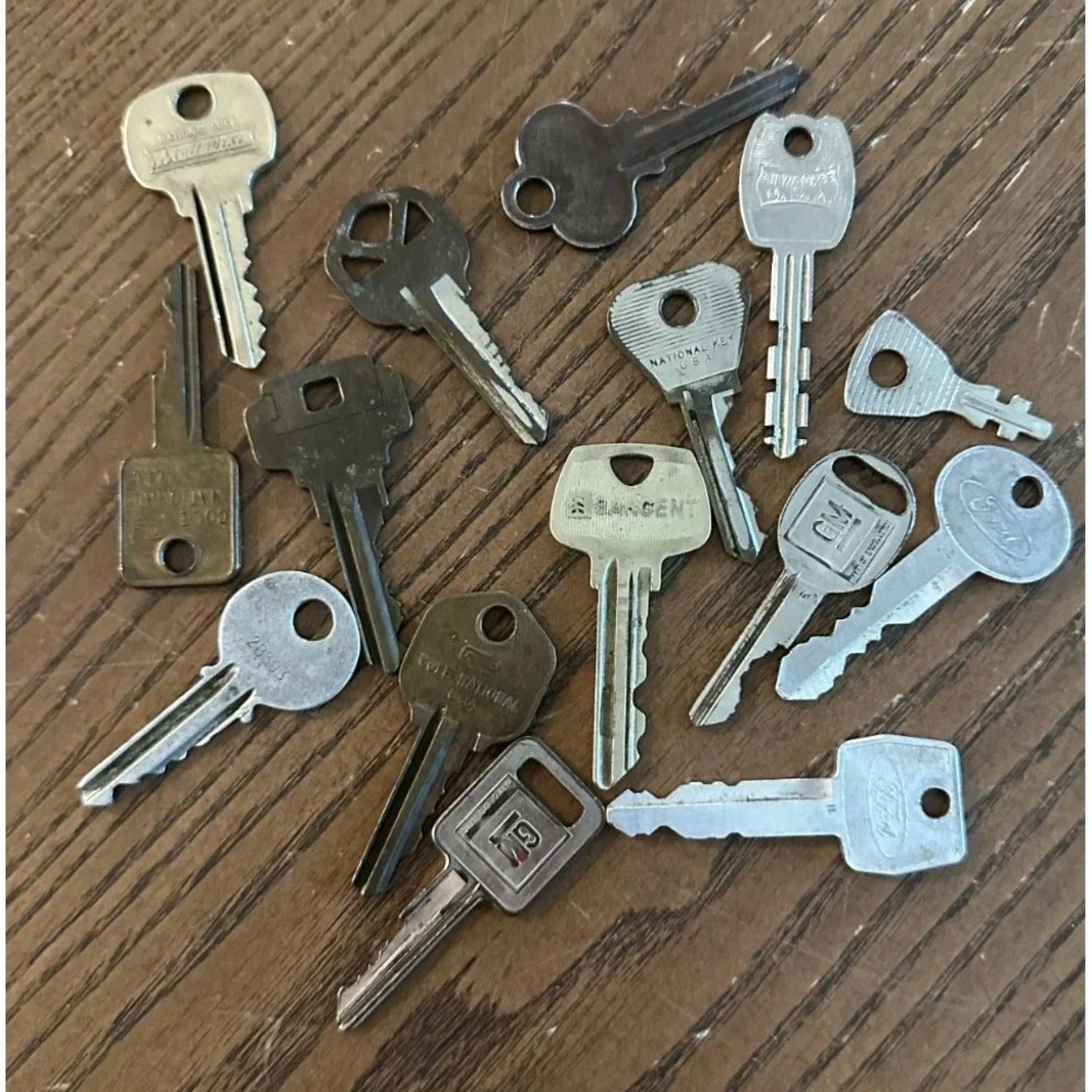Lot Of 15‎ Vintage Brass And Steel Keys - Ford, GM, Sargent, Cole National +